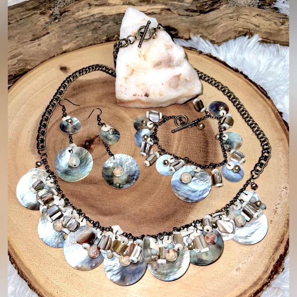 Set: Mother of pearl necklace/bracelet and earrings